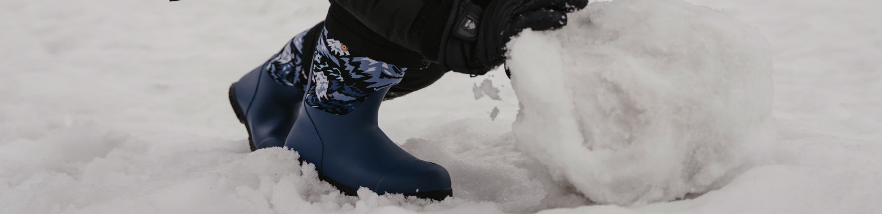 Image features the kids York Winter Mountain boot in the snow.