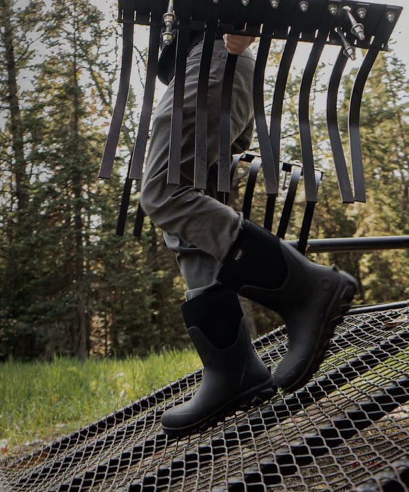 Shop our Men's Classic Seamless mid farm & work boots. 